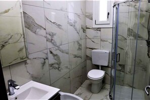 Bathroom - Holiday flat with balcony and air conditioning (San Michele al Tagliamento)