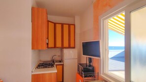 冷蔵庫、電子レンジ、コンロ