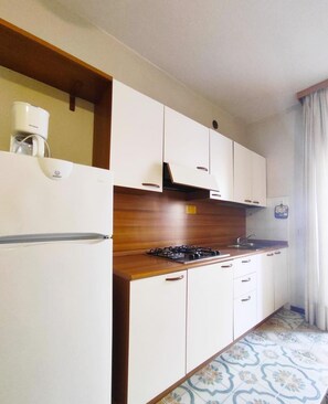 Fridge, stovetop - Studio with air conditioning and balcony with sea view (San Michele al Tagliamento)
