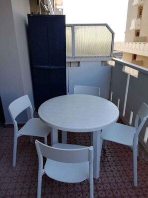 تناول الطعام بالخارج