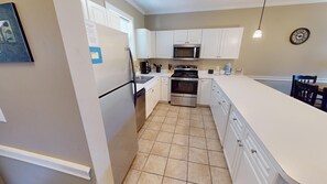 Fridge, microwave, oven, stovetop - Relax in Style | golf villa | near ocean | Magnolia Place 4793-103 (Myrtle Beach)