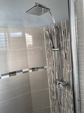 Dusche, Haartrockner, Handtücher, Seife