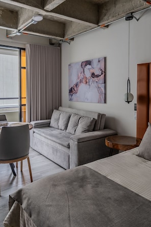 Appartement supérieur | Aire de séjour | Téléviseur de 30 po avec télévision par cùble