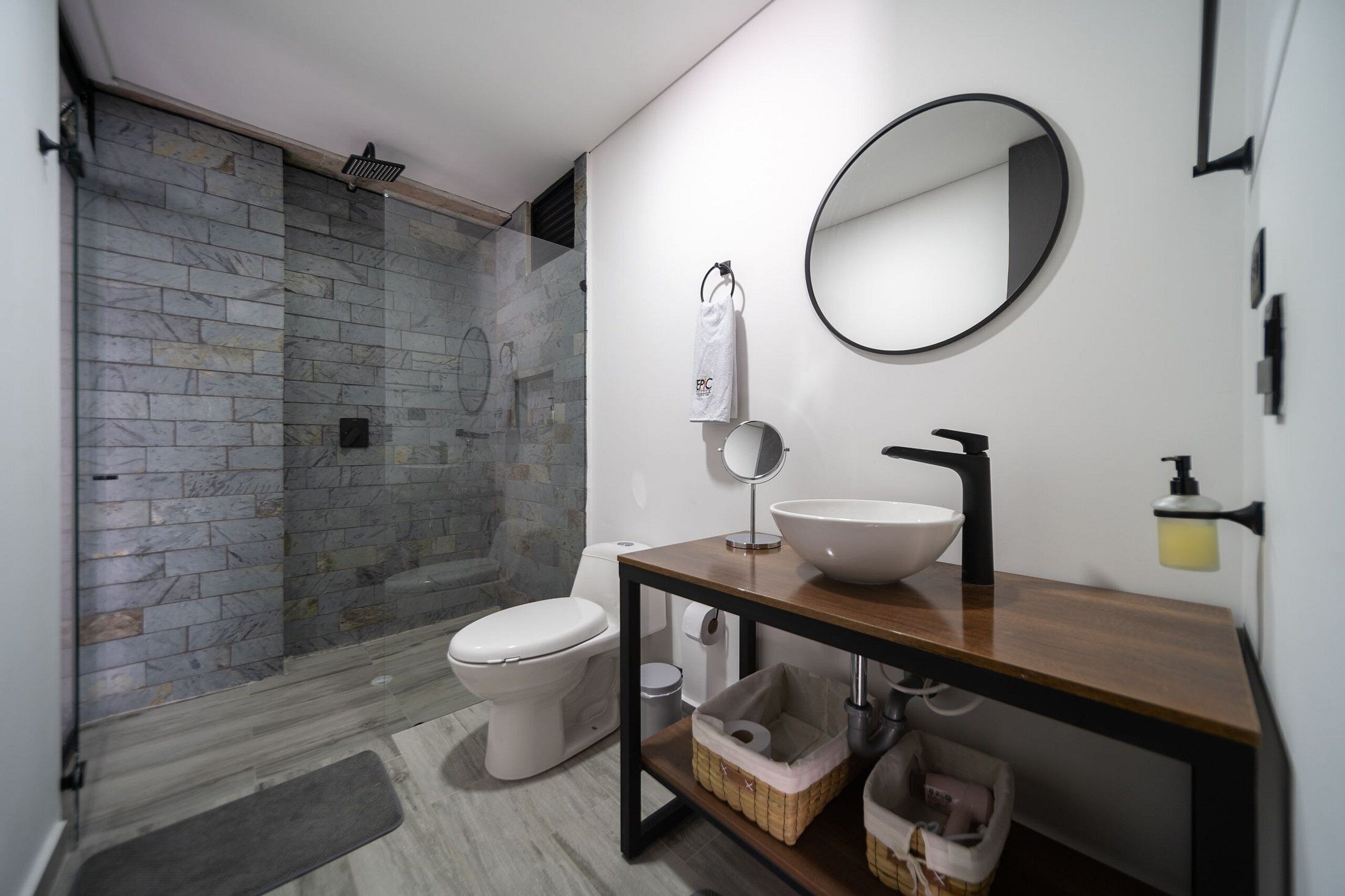 Apartemen Deluks | Kamar mandi | Shower, handuk, sabun, dan sampo