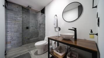 Apartemen Deluks | Kamar mandi | Shower, handuk, sabun, dan sampo