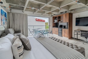 Apartment | Premium bedding, individually decorated, individually furnished, desk