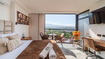 Classic Apartment | Premium bedding, individually decorated, individually furnished, desk