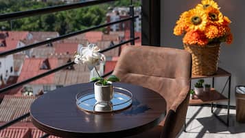 Classic Apartment | Outdoor dining