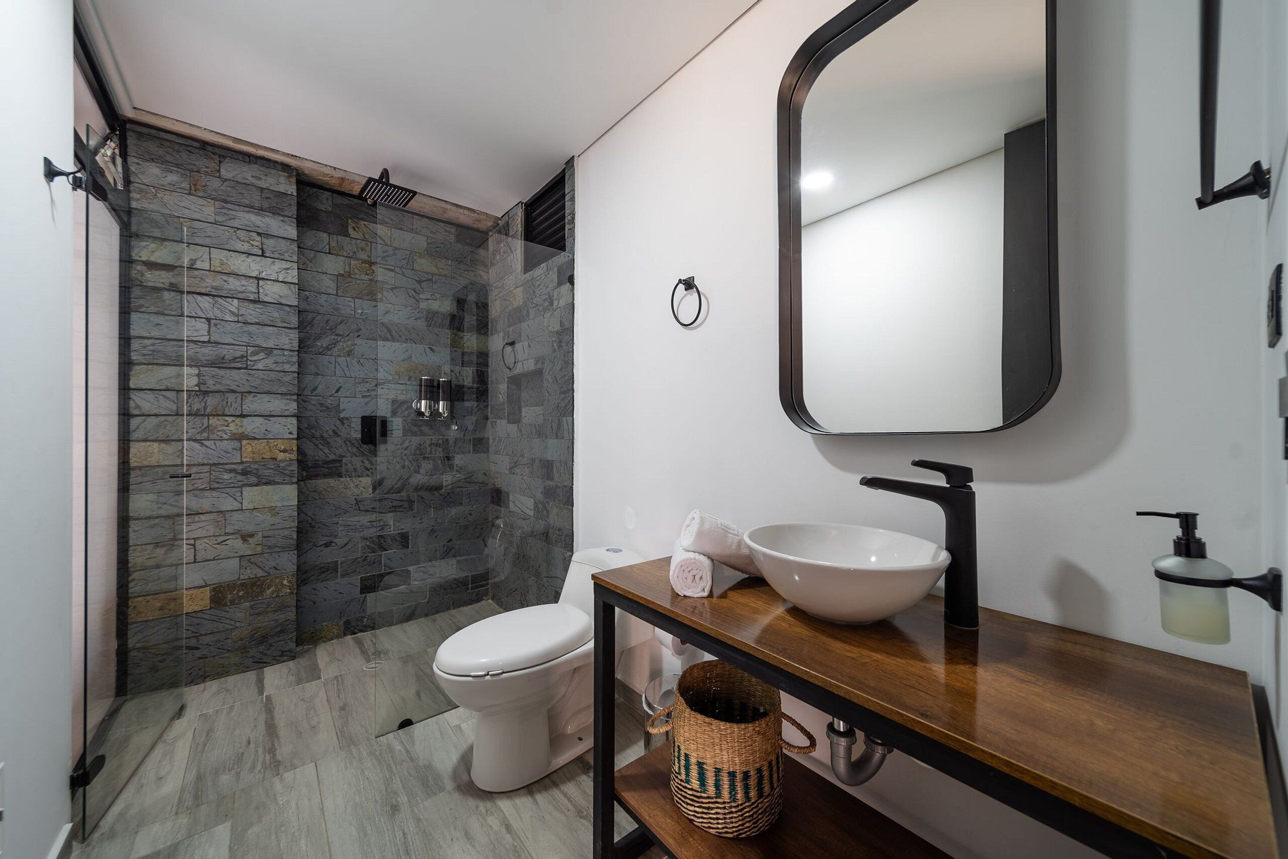 Deluxe-Apartment | Badezimmer | Dusche, Handtücher, Seife, Shampoo