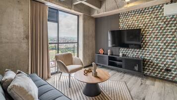 Leilighet – comfort | Oppholdsområde | En 30-tommers TV med kabel-kanaler