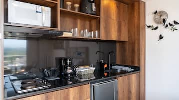 Klassiek appartement | Privékeuken | Een koelkast, een magnetron, een blender, kookgerei, borden en bestek