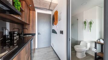 Classic Apartment | Bathroom | Shower, towels, soap, shampoo