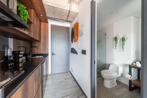 Departamento clásico | Baño | Regadera, toallas, jabón, shampoo 