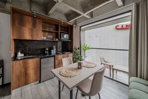 Appartement supérieur | Cuisine privée | Réfrigérateur, four à micro-ondes, mélangeur, vaisselle et ustensiles