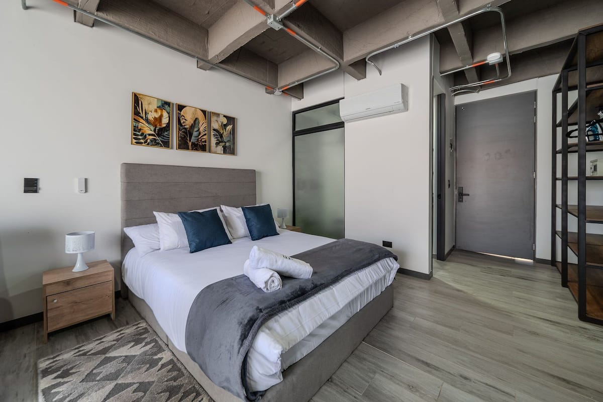 Appartement supérieur | Literie de qualité, décor unique, ameublement unique, bureau