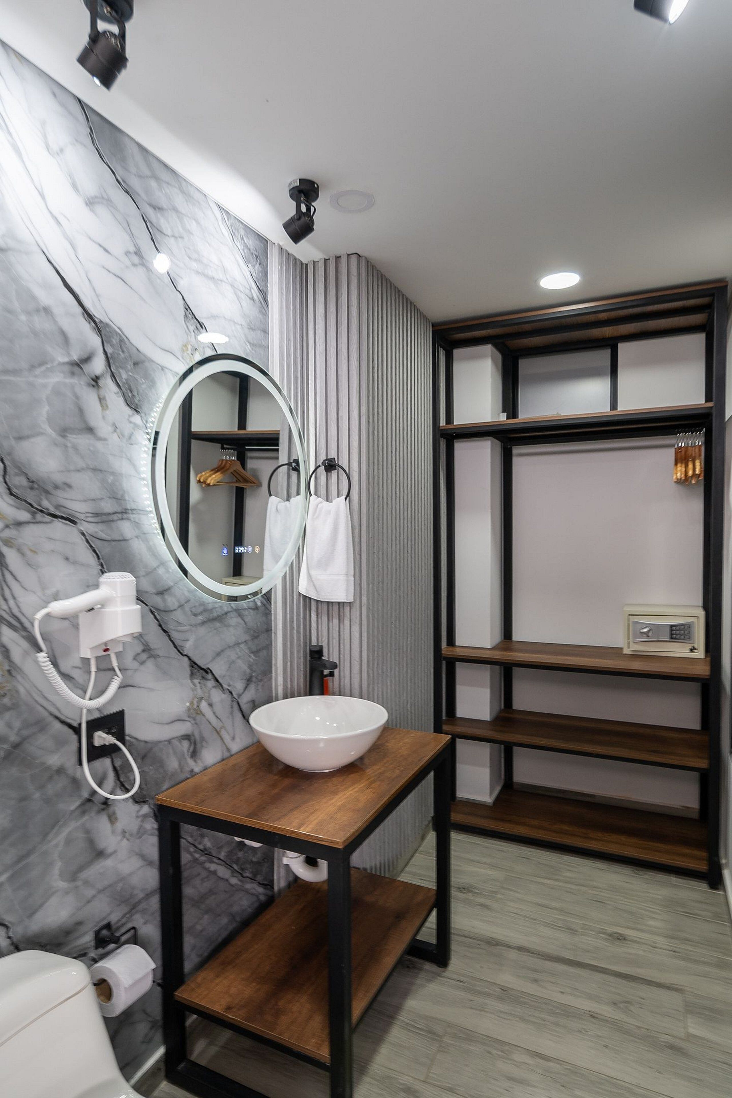 Apartamento | Banheiro | Chuveiro, toalhas de banho, sabonete, shampoo