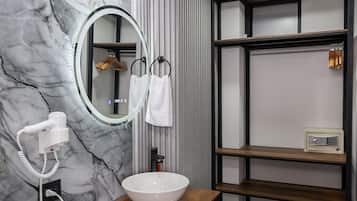 Apartamento | Banheiro | Chuveiro, toalhas de banho, sabonete, shampoo