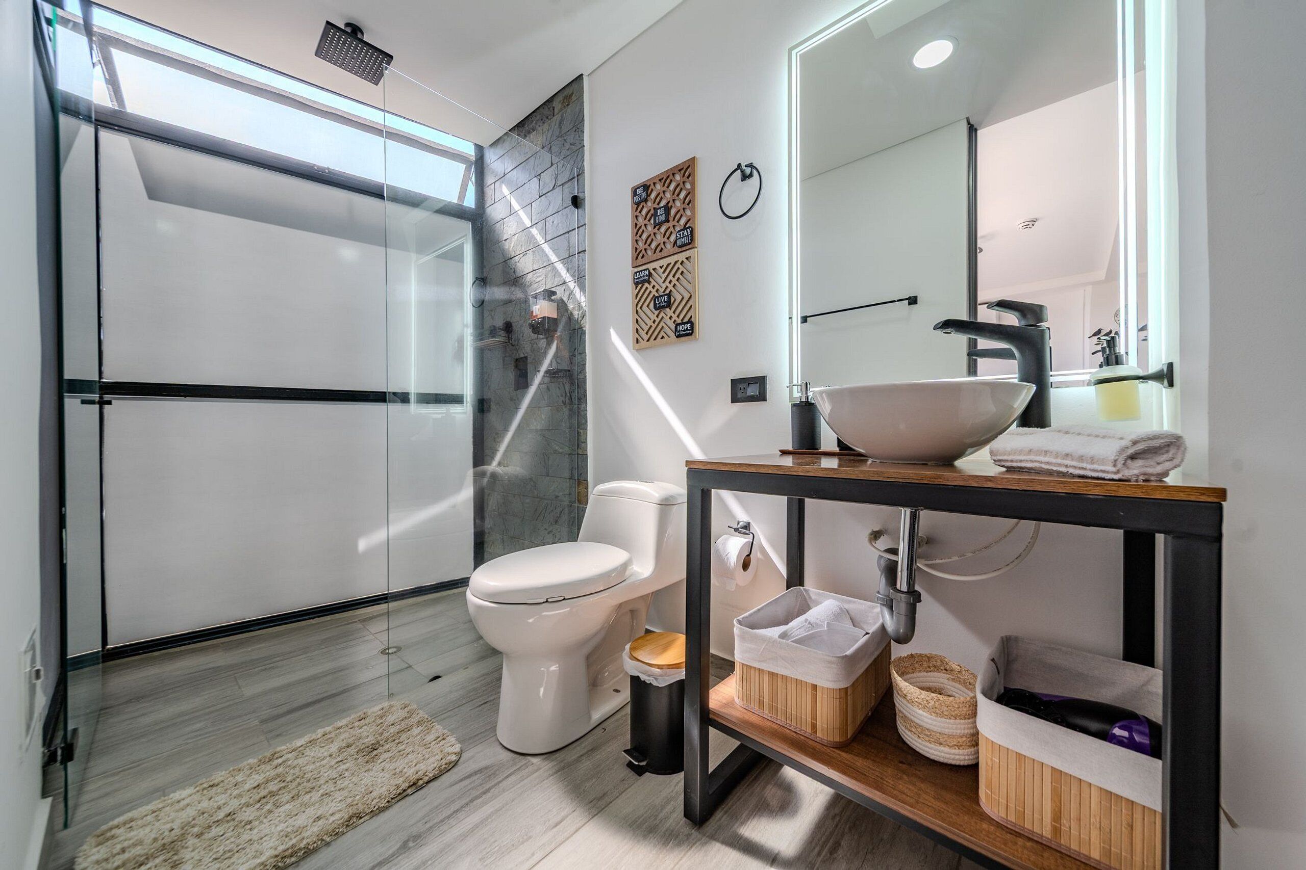 Apartamento clássico | Banheiro | Chuveiro, toalhas de banho, sabonete, shampoo