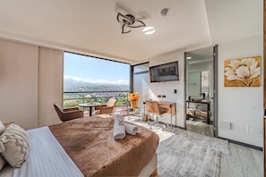 클래식 아파트 | 고급 침구, 각각 다른 스타일의 인테리어, 각각 다르게 가구 비치, 책상