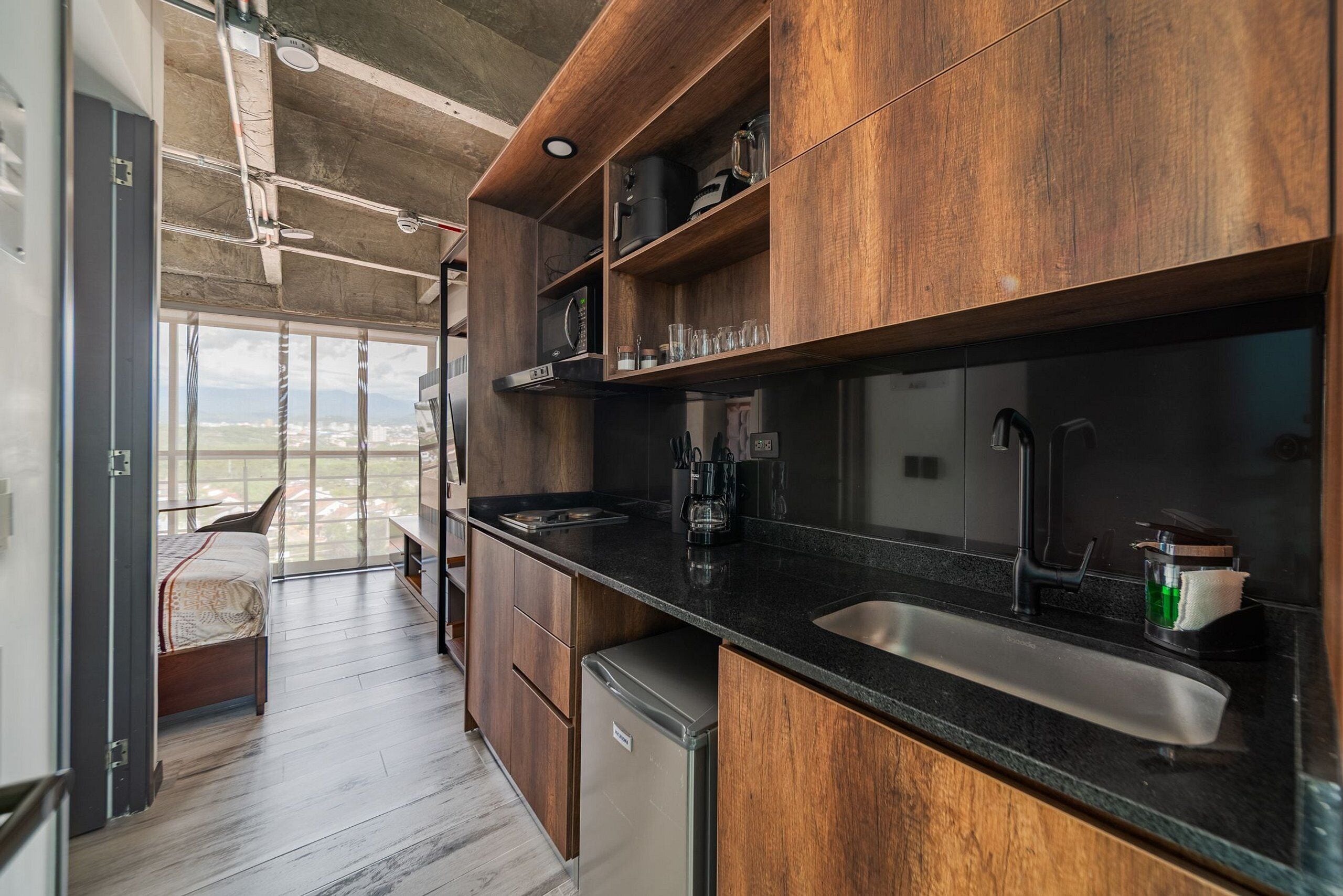 Departamento clásico | Cocina privada | Refrigerador, microondas, licuadora y utensilios de cocina 