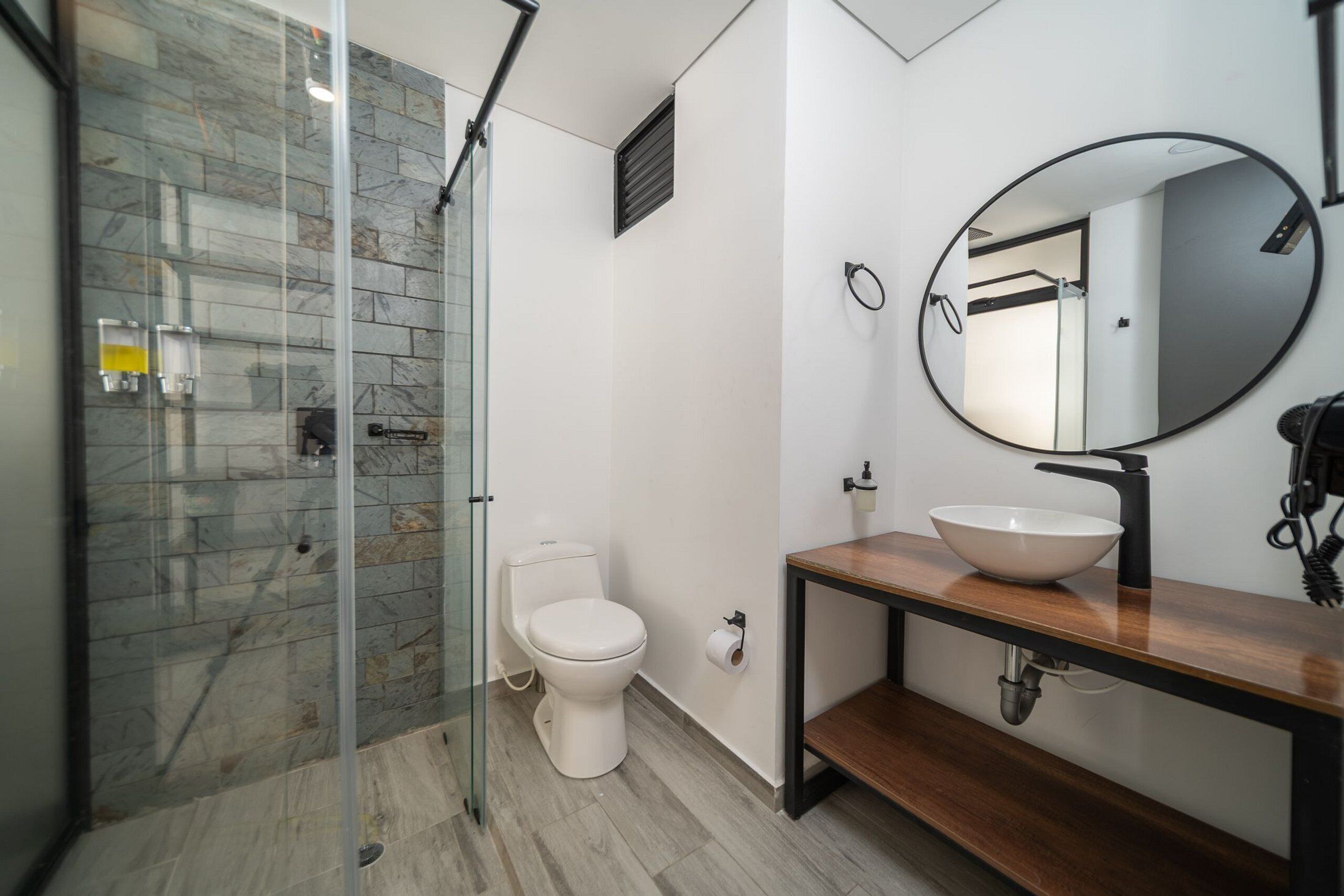 Appartement Supérieur | Salle de bain | Douche, serviettes fournies, savon, shampoing