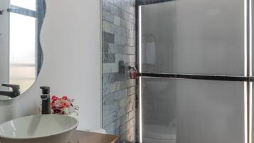 Classic Apartment | Bathroom | Shower, towels, soap, shampoo