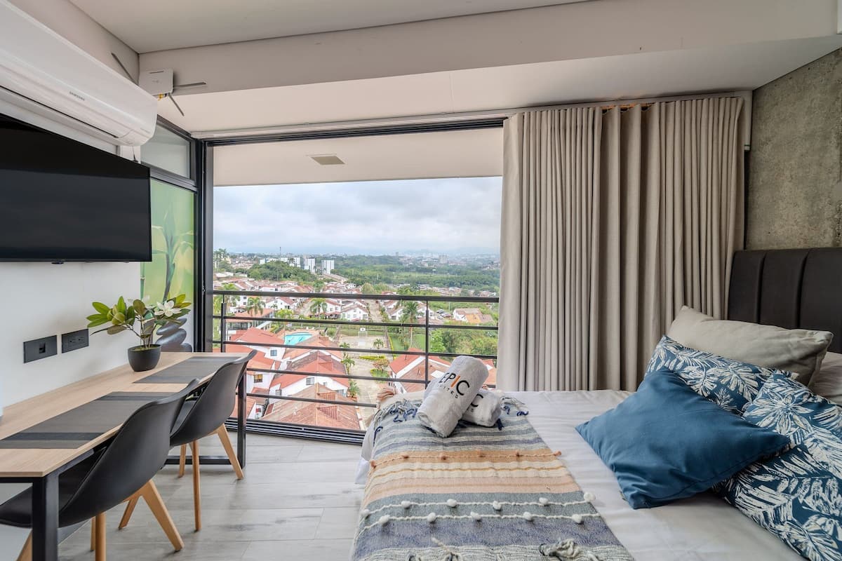 Classic Apartment | Premium bedding, individually decorated, individually furnished, desk