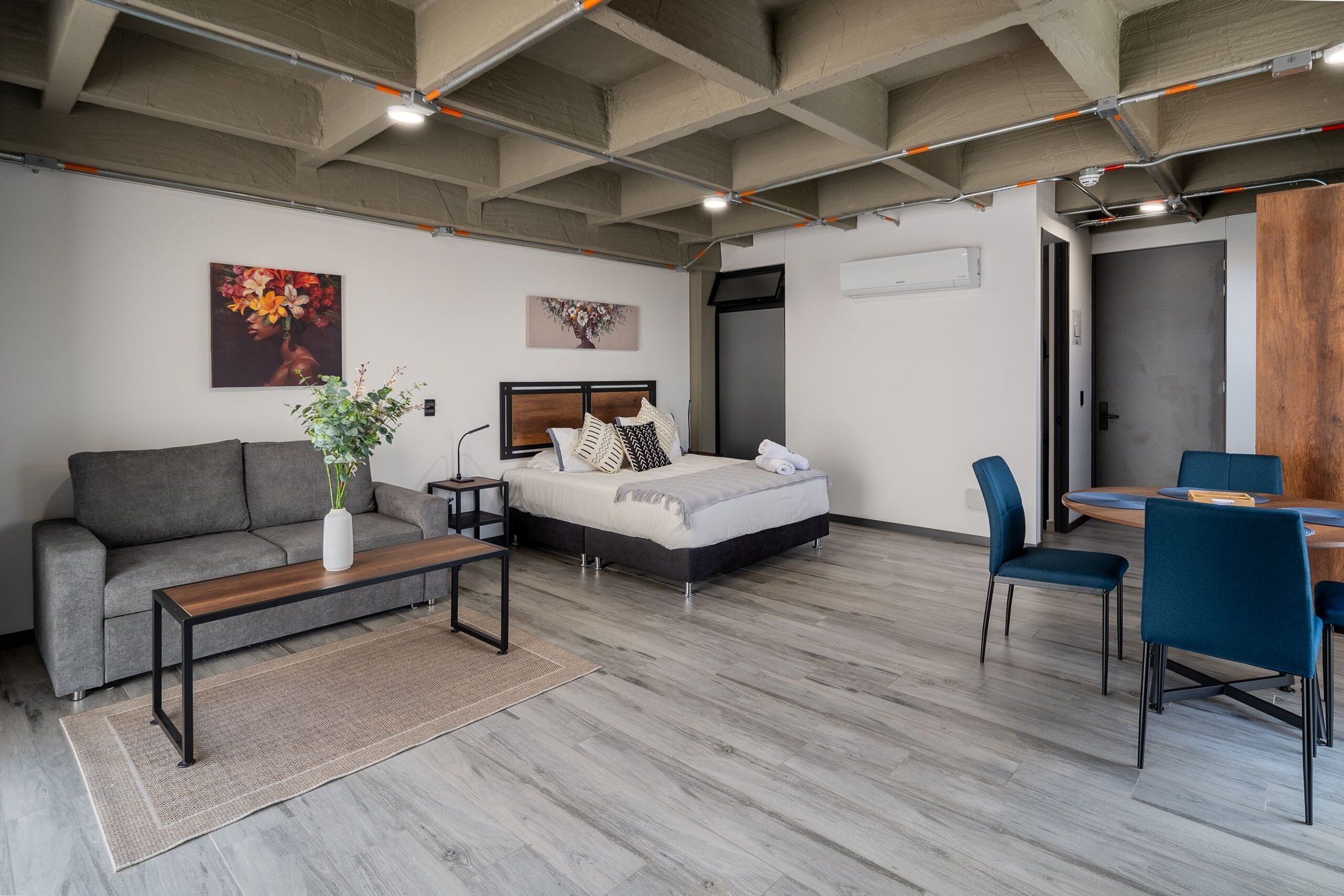 شقة ديلوكس | منطقة المعيشة | تلفزيون بحجم 30-بوصة يعرض قنوات تلفزيونية باشتراك مدفوع