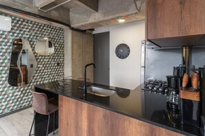 Appartement Confort | Cuisine privée | Réfrigérateur, four à micro-ondes, mélangeur, vaisselle et ustensiles