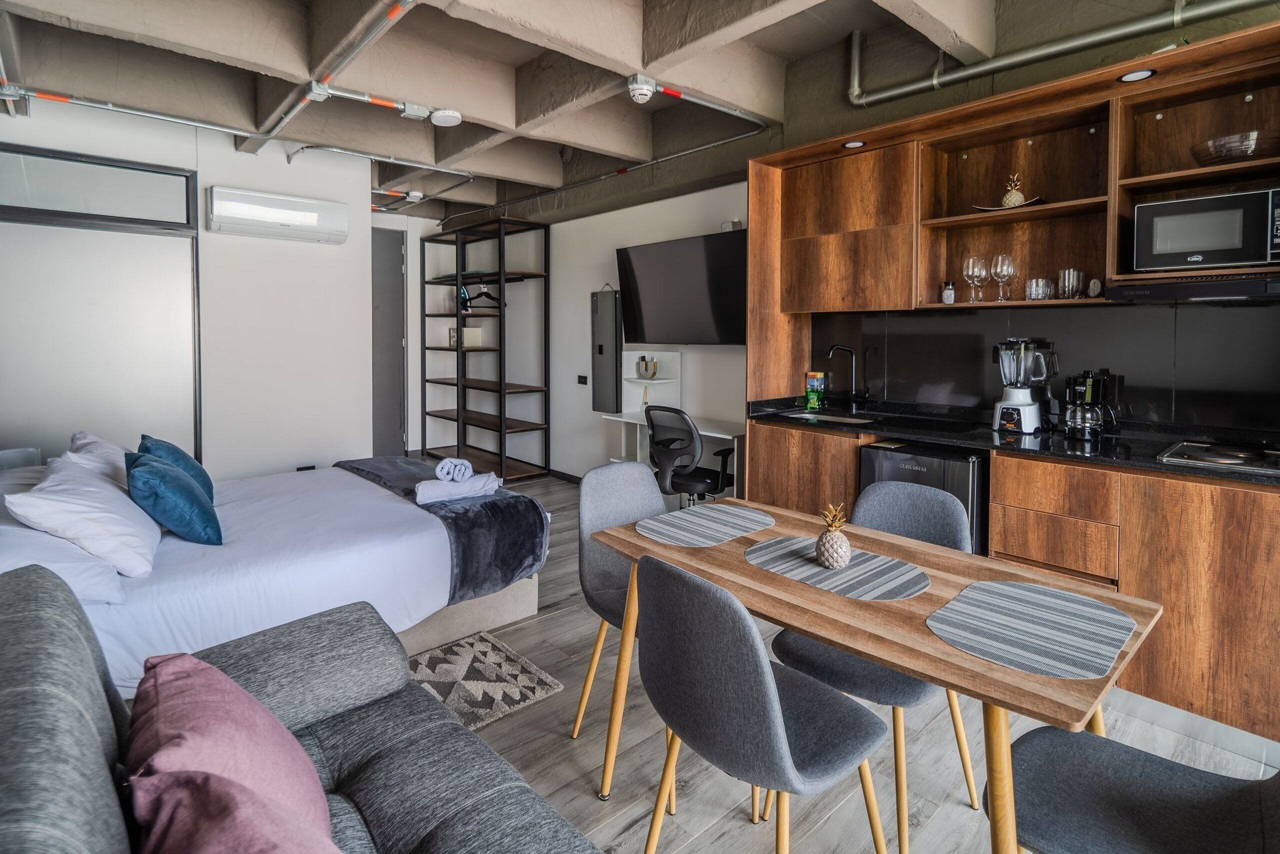 Apartamento superior | Roupas de cama premium, escrivaninha, espaço de trabalho para notebook