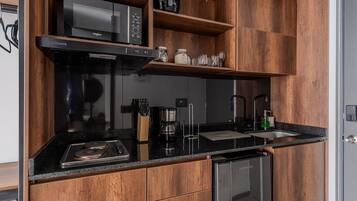 Classic Apartment | Private kitchen | Fridge, microwave, blender, cookware/dishes/utensils