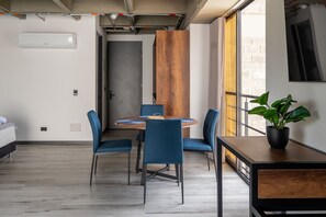 Deluxe Apartment | Dining