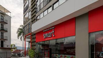 Un edificio moderno con fachada de vidrio y escaparate rojo con la palabra 'smart'.