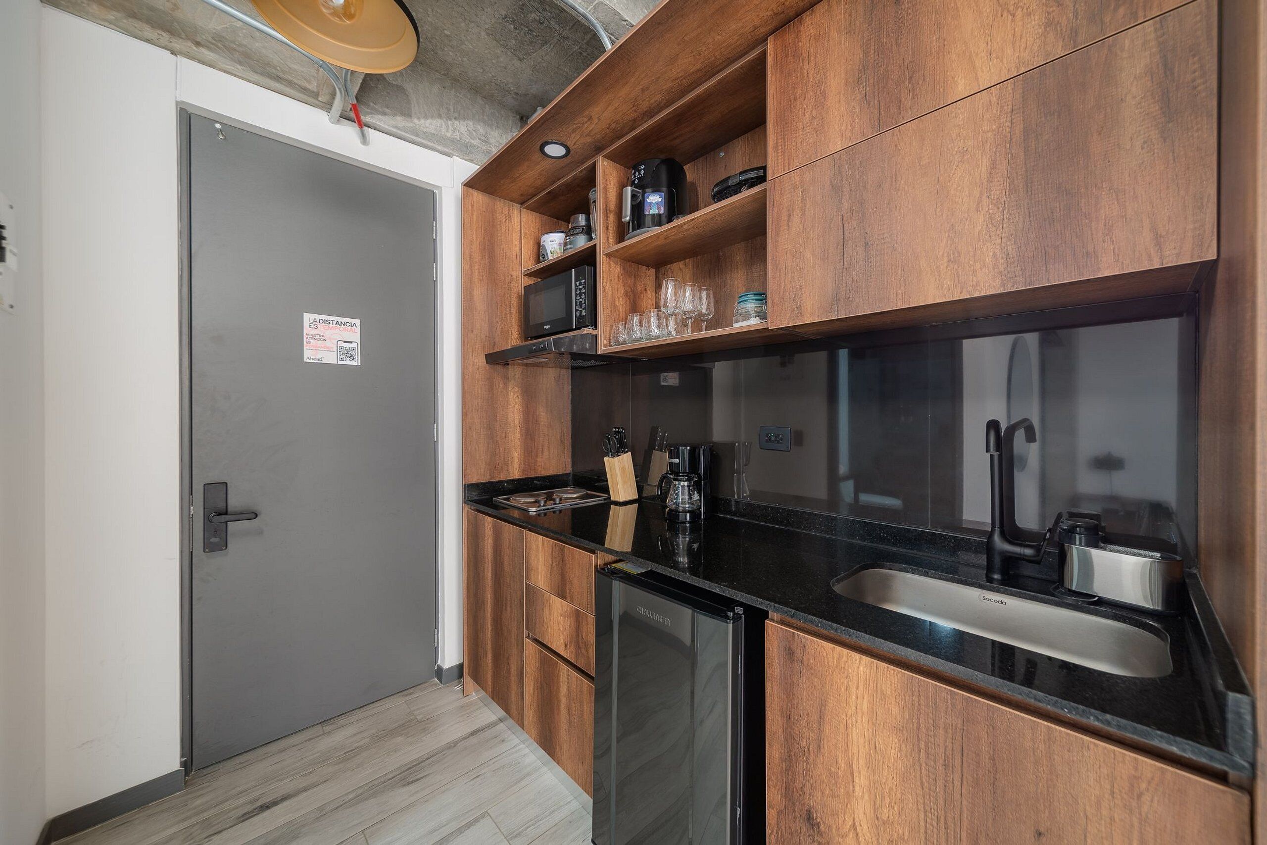 Deluxe Apartment | Private kitchen | Fridge, microwave, blender, cookware/dishes/utensils