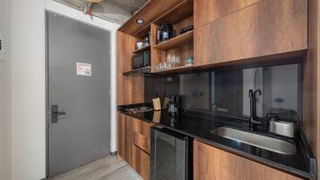 Deluxe Apartment | Private kitchen | Fridge, microwave, blender, cookware/dishes/utensils