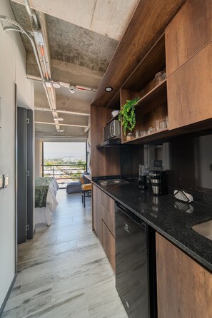 Appartement classique | Cuisine privée | Réfrigérateur, four à micro-ondes, mélangeur, vaisselle et ustensiles