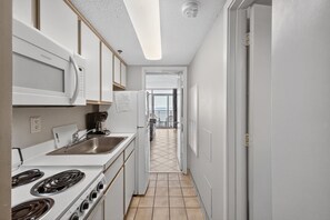 Réfrigérateur, micro-ondes, cafetière/bouilloire, grille-pain