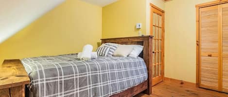 3 bedrooms, desk, free WiFi, bed sheets