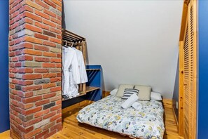 3 makuuhuonetta, työpöytä, ilmainen Wi-Fi, vuodevaatteet