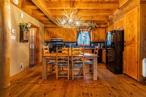 Microwave, oven, stovetop, dishwasher - The Rustic - Nature retreat with Private SPA (Saint-Adolphe-d'Howard)