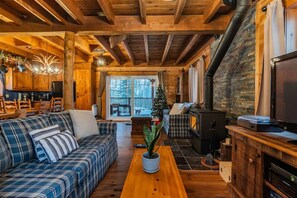 Smart TV, fireplace, video games - The Rustic - Nature retreat with Private SPA (Saint-Adolphe-d'Howard)