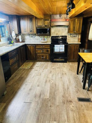 雪櫃、微波爐、焗爐、爐具