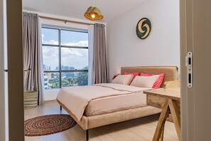 1 chambre, bureau, fer et planche à repasser, lit parapluie