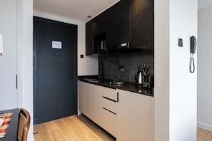Coffee/tea maker, fridge, microwave, oven