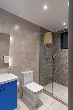 Bruser, miljøvenlige toiletartikler, hårtørrer, håndklæder