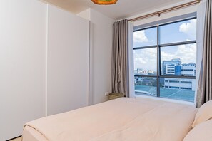 1 多间卧室、办公桌、熨斗/熨衣板、旅行婴儿床