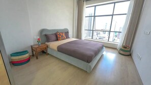 1 slaapkamer, een bureau, een strijkplank/strijkijzer, reisbedje