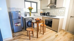 Een koelkast, een microgolfoven, een oven, een kookplaat