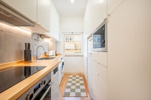 Frigorífico, microondas, horno y lavavajillas