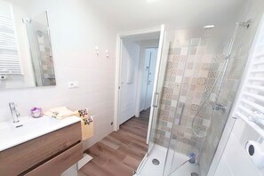 Shower, hair dryer, bidet, towels
